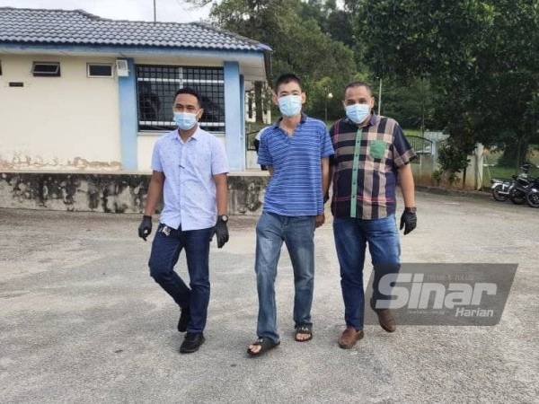 Tertuduh (tengah) semasa dibawa ke Mahkamah Kuala Pilah pada Khamis.