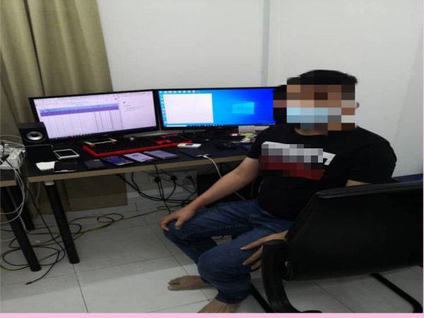 Polis menahan dua lelaki dalam Ops Dadu di sebuah kondominium di Subang Jaya, pada Khamis.