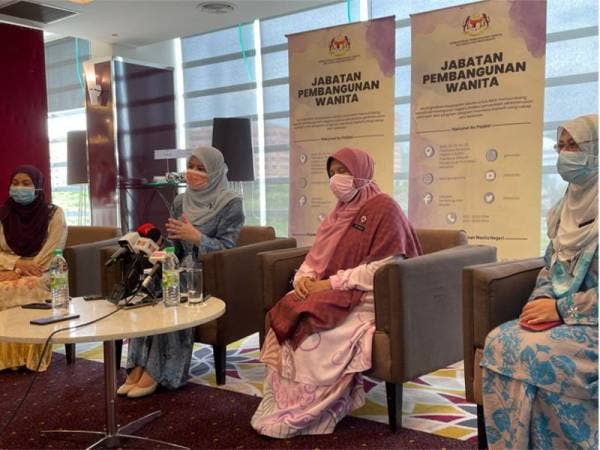 Rina (dua dari kiri) dan Timbalan Menteri KPWKM, Datuk Siti Zailah Mohd Yusoff (dua dari kanan) pada sidang media selepas merasmikan Konvensyen Badan Bukan Kerajaan di Putrajaya pada Khamis.