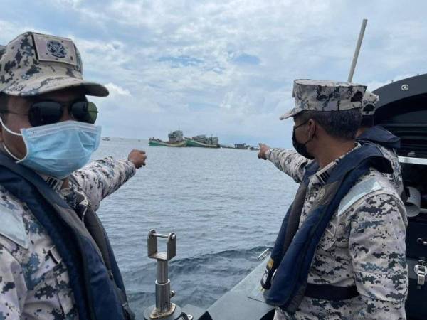 Dua bot nelayan Vietnam dilucut hak mahkamah pada 2020 dilupuskan menjadi tukun tiruan pada jarak 3.6 batu nautika dari Gong Balai, Merchang, pada Khamis.