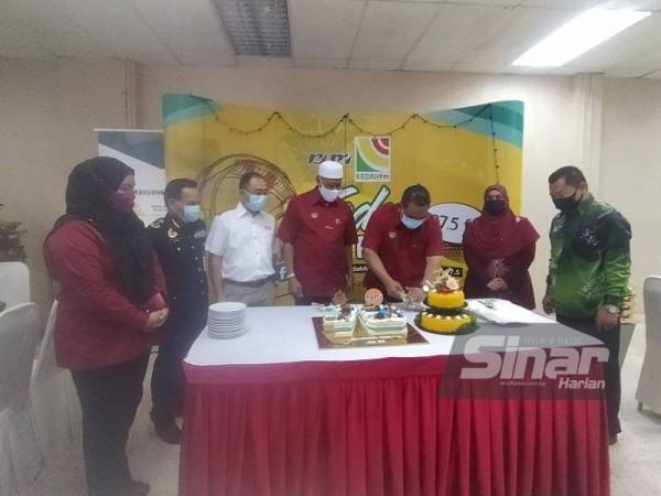 Muhammad Sanusi (tiga dari kanan) memotong pulut kuning bersempena Sambutan Ulang Tahun ke-75 RTM di Auditorium Kedahfm pada Khamis.
