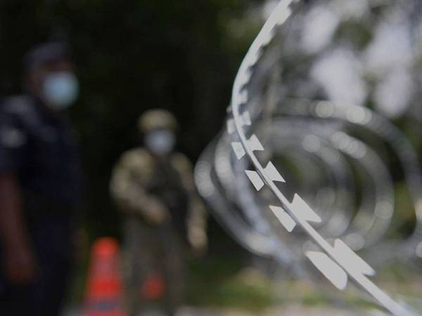 Petugas barisan hadapan Polis Diraja Malaysia (PDRM) dan Angkatan Tentera Malaysia (ATM) melakukan kawalan di sempadan Taman Guru dan Kampung SC yang dipasang dengan kawat duri selepas Taman Guru dikenakan Perintah Kawalan Pergerakan Diperketatkan (PKPD) bagi mengawal pergerakan penduduk selepas jumlah pesakit Covid-19 meningkat di kawasan ini ketika tinjauan fotoBernama dekat sini, hari ini.