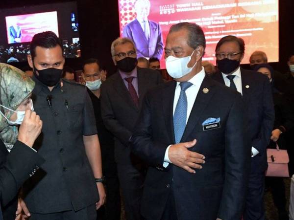 Muhyiddin beramah mesra dengan orang ramai selepas memberi ucapan pada majlis Balai Rakyat (Town Hall) Wawasan Kemakmuran Bersama 2030 di Pusat Konvesyen Borneo Kuching (BCCK) hari ini. -Foto Bernama