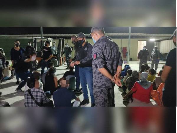 Khairul Dzaimee (dua dari kanan) hadir dalam Operasi Bersepadu di Bukit Puchong pada Jumaat.