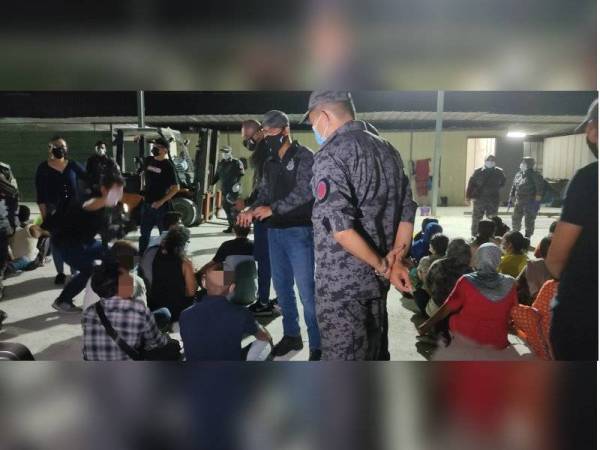 Khairul Dzaimee (dua dari kanan) menjalankan pemeriksaan ke atas PATI yang ditahan dalam Ops Bersepadu di Bukit Puchong pada Jumaat.