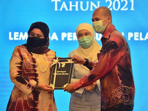 Haslina (kiri) menyampaikan APC kepada seramai 196 warga LPP yang mencatatkan prestasi cemerlang. Foto: Asril Aswandi Shukor