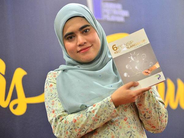 Penolong Pegawai Tadbir LPP, Noor Zulaika Nadhirah Zulkipli menunjukkan buku CAMEL-T.