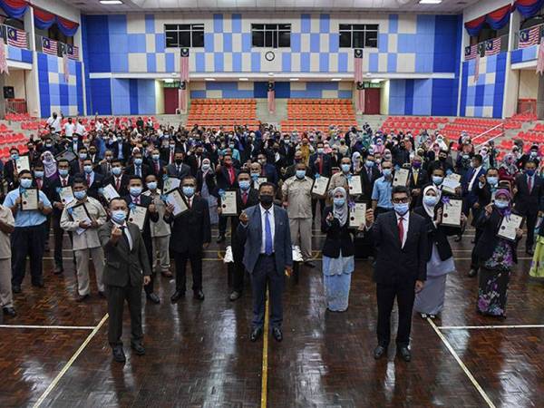 Abdul Rahman (tengah), Razali (depan kiri) dan Tengku Ahmad Nadzri (depan kanan) bergambar bersama penerima APC Ketengah 2020 di Balai Orang Ramai Bandar Al Muktafi Billah Shah, Dungun pada Rabu.