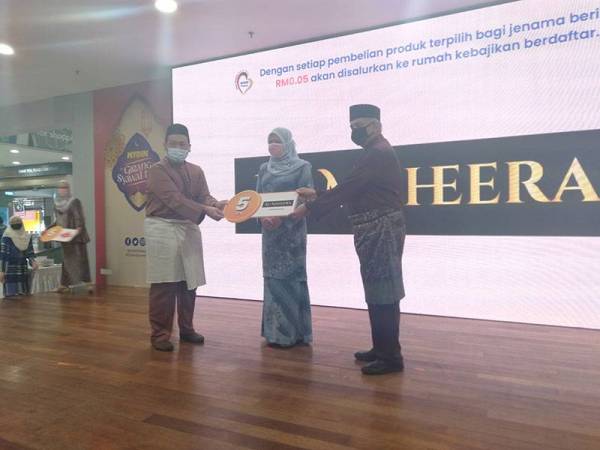 Rina (dua dari kanan) bersama Ameer (kanan) menyampai cenderahati kepada kepada pengeluar produk yang terlibat dengan kempen tersebut.