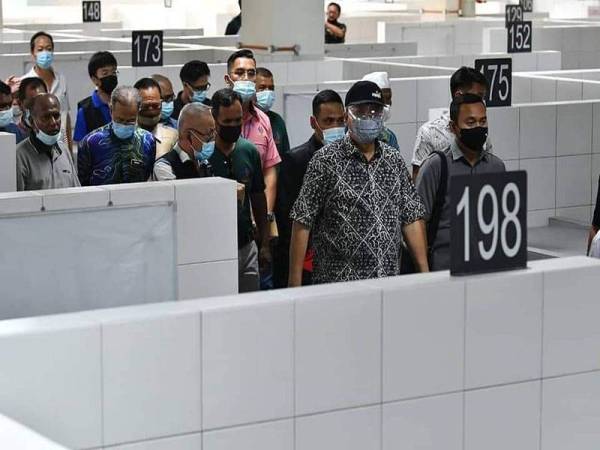 Annuar (kiri) meninjau keadaan bangunan baharu Pasar Harian Selayang pada Khamis. Foto: FB Annuar Musa.