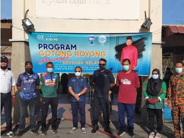 Rosli (tiga dari kiri) bersama Kusuadi (tengah) bersama wakil agensi yang turut terlibat menjayakan program gotong-royong LKIM di Jeti Nelayan di Serkam, Melaka pada Jumaat.