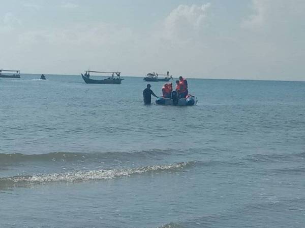 Agensi Penguatkuasaan Maritim Malaysia (Maritim) Pahang menyambung semula operasi mencari seorang lelaki dipercayai lemas di Pantai Sungai Ular di sini selepas mengaktifkan tindakan itu bermula 5.15 petang Khamis.
