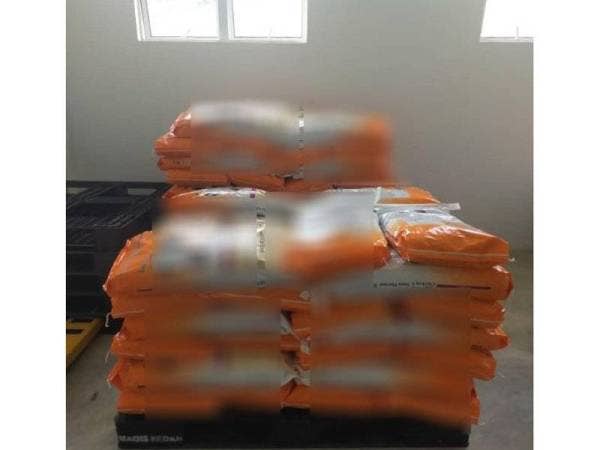 Sebahagian makanan kucing yang ditahan di ICQS Bukit Kayu Hitam pada Rabu kerana tidak mempunyai permit sah. FOTO IHSAN MAQIS