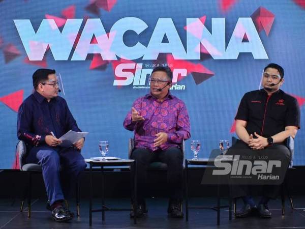 (Dari kiri) Ahmad Fahmi, Abdul Rahman, dan Muhammad Faiz dalam Wacana Sinar Harian Siri Ke-244 bertajuk 'PN Kekal Stabil Tanpa UMNO’ manakala Sharifah Syahirah bersiaran secara dalam talian.