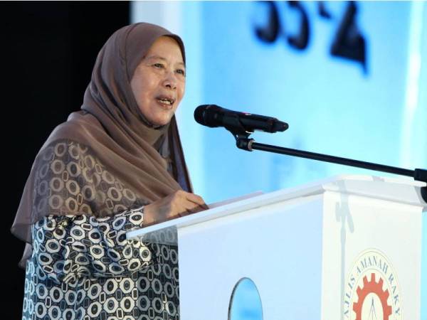 Pengerusi Majlis Amanah Rakyat (Mara), Datuk Azizah Mohd Dun berucap pada Majlis Khatam Al-Quran Perdana sempena Hari MARA ke-55 pada Jumaat . - Foto Bernama