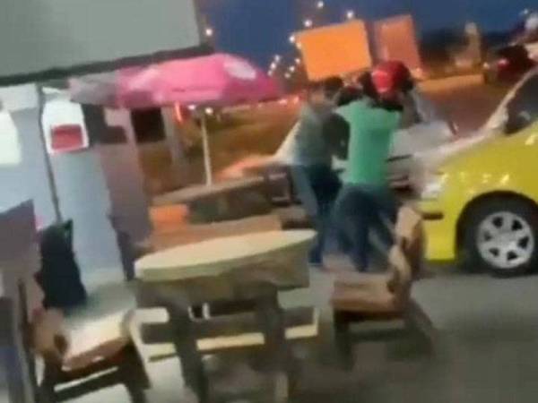 Video pergaduhan melibatkan tiga lelaki dikatakan berlaku di Kok Lanas, Ketereh, Kelantan tular di media sosial.