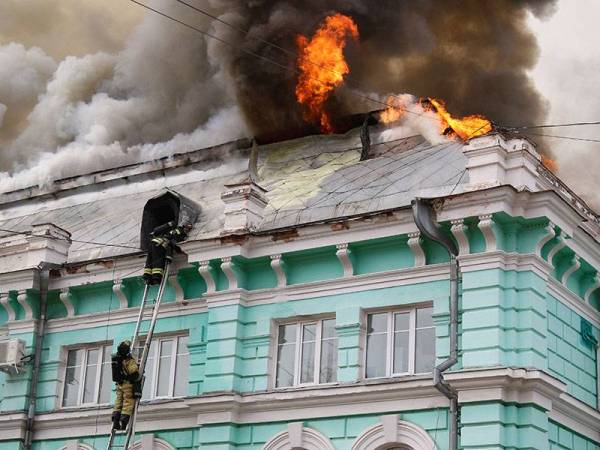 Pasukan bomba berhempas-pulas memadamkan kebakaran tersebut ketika para doktor sedang melakukan pembedahan di sebuah hospital di Blagoveshchensk terletak di Timur Jauh Rusia. - Foto: AFP