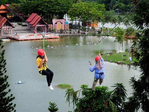 Pengunjung kelihatan mencuba kemudahan sukan terbaharu dan mematuhi Prosedur Operasi Standard (SOP) ketika tinjauan di Zip Line Taman Tasik Seksyen 14 Shah Alam hari ini.