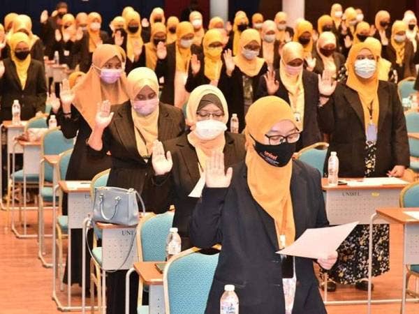 Kakitangan Unisel melafazkan ikrar bebas rasuah di Dewan Canselor, Unisel Kampus Bestari Jaya, Batang Berjuntai, Kuala Selangor.