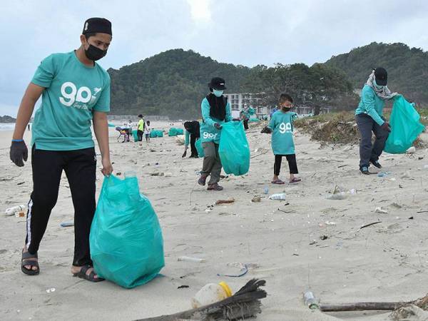 Sukarelawan Geng Plastik Ija (GPI) memungut pelbagai jenis sampah sarap seperti botol plastik ketika ditemui di Pantai Pandak.