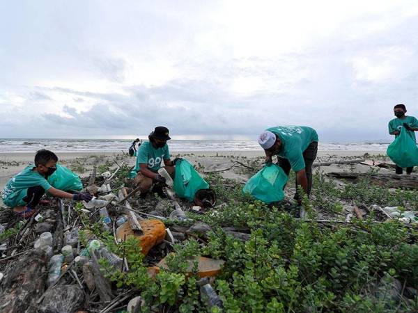 Sukarelawan Geng Plastik Ija (GPI) memungut pelbagai jenis sampah sarap seperti botol plastik di sekitar pantai ketika ditemui di Pantai Pandak.
