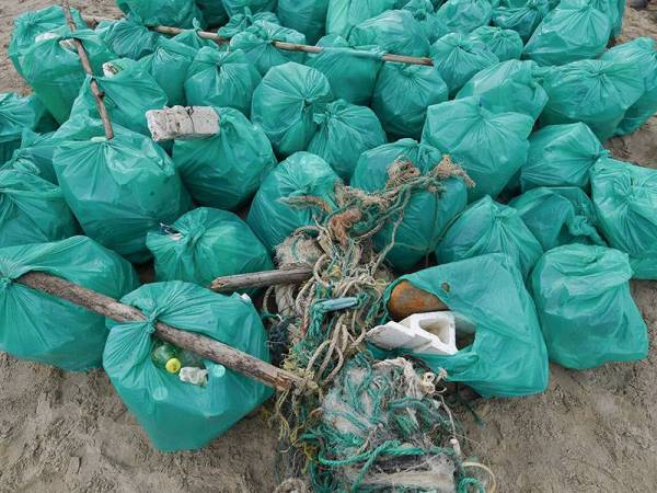 Sampah di sekitar pantai yang berjaya dikumpul oleh sukarelawan Geng Plastik Ija (GPI) ketika ditemui di Pantai Pandak.