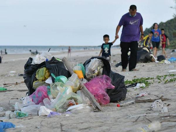 Antara sampah yang dilonggok oleh pengunjung tidak bertanggungjawab semasa melakukan aktiviti riadah ketika tinjauan di Pantai Pandak. - Foto Bernama