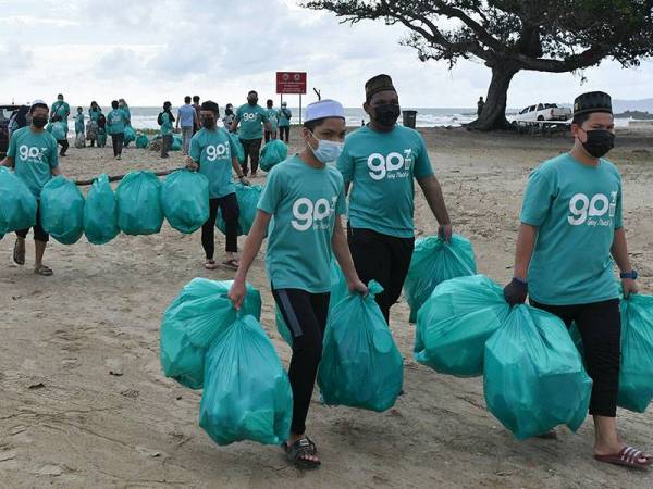 Sukarelawan Geng Plastik Ija (GPI) memungut pelbagai jenis sampah sarap seperti botol plastik dan bekas makanan yang terdapat di sekitar Pantai Pandak.- Foto Bernama