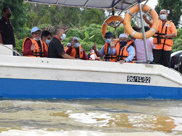 Menteri Alam Sekitar dan Air, Datuk Seri Tuan Ibrahim Tuan Man (duduk, kanan) menaiki bot ketika menyusuri Sungai Nerus selepas perasmian Ekspedisi Sungai Nerus sempena Hari Air Sedunia 2021 di Kampung Tanjung Sabtu hari ini.