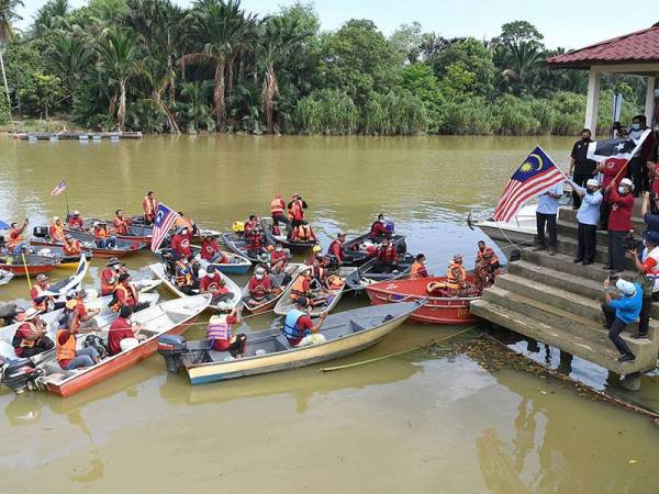 Menteri Alam Sekitar dan Air, Datuk Seri Tuan Ibrahim Tuan Man (tiga, kanan) melakukan 'flag off' peserta ekspedisi pada majlis perasmian Ekspedisi Sungai Nerus sempena Hari Air Sedunia 2021 di Kampung Tanjung Sabtu hari ini.
