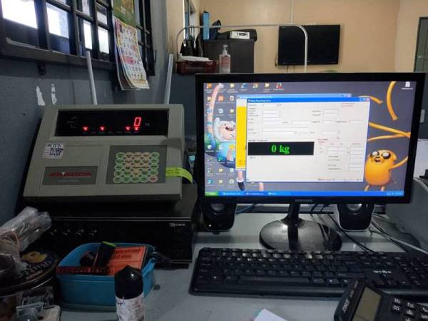 Komputer alat penimbang kenderaan pusat pengumpulan sawit yang didapati diubah suai (Foto: Ihsan KPDNHEP Rompin)