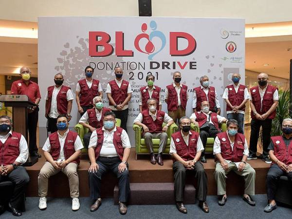 Perdana Menteri Tan Sri Muhyiddin Yassin (barisan kedua, tengah) dan Pengerusi Ahli Jawatankuasa Kempen Derma Darah Datuk Mohammad Maidon (barisan kedua, kiri) bergambar bersama para ahli jawatankuasa kempen pada program 'Blood Donation Drive' 2021 di pusat beli-belah Mid Valley hari ini.