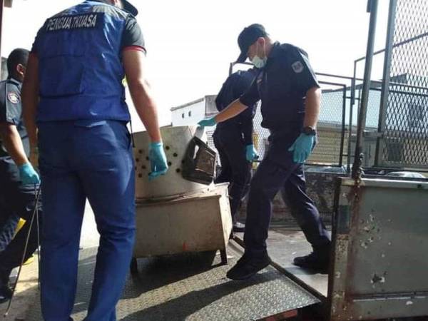 Antara barangan yang disita dalam serbuan dijalankan.