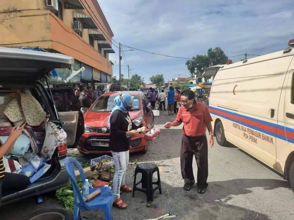 Gambar tular menunjukkan seorang daripada tiga pejalan kaki yang cedera terkena rempuhan sebuah kereta di kawasan Pasar Pagi Klebang Jaya pada Sabtu.