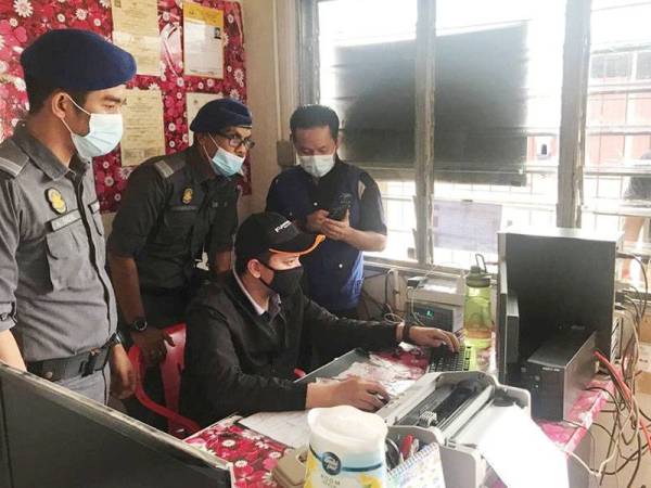 Pegawai KPDNHEP Rompin memeriksa komputer alat penimbang kenderaan pusat pengumpulan sawit di daerah itu. (Foto: Ihsan KPDNHEP Rompin)