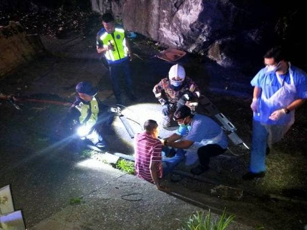 Anggota keselamatan memberi bantuan awal kepada mangsa kemalangan. Foto ihsan bomba