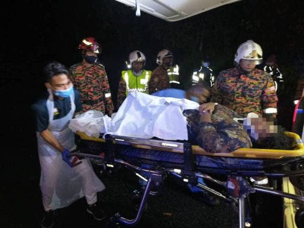 Mangsa yang cedera diserahkan kepada pihak ambulan untuk tindakan lanjut. Foto: ihsan bomba.