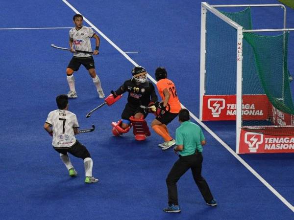 Pemain THT berjaya menjaringkan gol pertama melawan pasukan UniKL pada perlawanan akhir TNB Liga Hoki Kebangsaan 2021 di Stadium Hoki Bukit Jalil pada Sabtu. - Foto Bernama