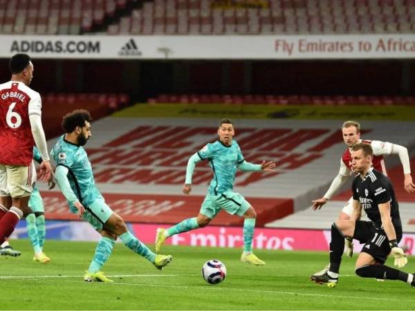 Penyerang Liverpool, Mohamed Salah merembat leret untuk gol kedua Liverpool.