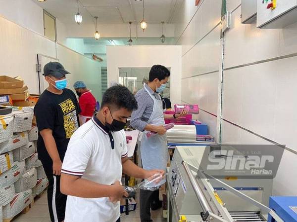 Proses pembungkusan kurma di Andalusia Food Industries Sdn Bhd.