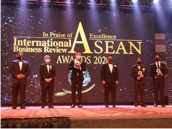 Amirudin (tiga dari kanan) hadir pada majlis yang berlangsung di Pusat Dagangan Dunia Kuala Lumpur (WTCKL).