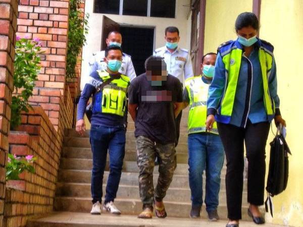 Pemandu lori yang menyebabkan seorang penunggang motosikal maut direman selama empat hari bermula Ahad selepas dibawa ke Mahkamah Temerloh