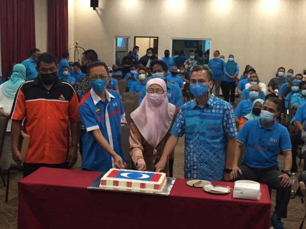 Wan Azizah memotong kek sebagai simbolik perasmian Mesyuarat Agung Tahunan Keadilan Lembah Pantai pada Ahad.