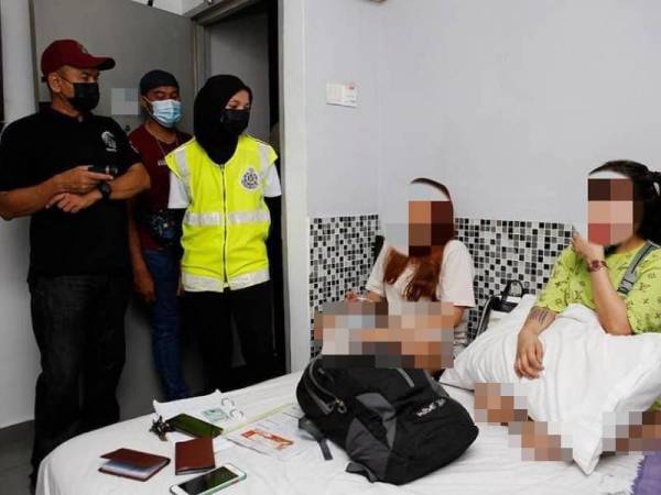 Sebuah pusat urut dipercayai menawarkan aktiviti pelacuran digempur DBKL pada Sabtu.