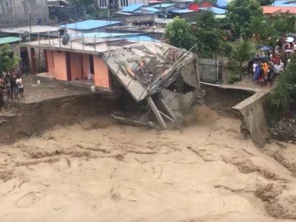 Sebanyak 44 orang disahkan terkorban setakat ini dalam kejadian banjir lumpur dan tanah runtuh di Kabupaten Flores Timur di Nusa Tenggara Timur, Indonesia. - Foto Reuters