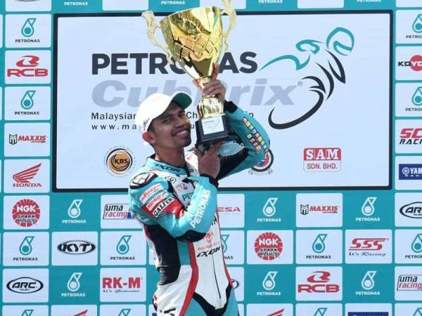Nazirul meraikan kejayaan menjuarai kategori CP150 pada perlumbaan pusingan kedua Kejuaraan Cub Prix Malaysia Petronas pada Ahad.