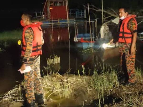 Anggota bomba menjalankan operasi mencari dan menyelamat mangsa yang terjatuh dari bot di Teluk Intan. - Foto: Ihsan bomba
