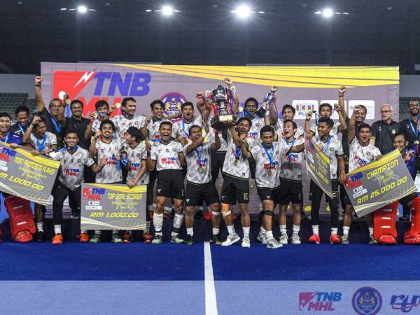 Pemain THT meraikan kejayaan menjulang Piala TNB selepas menewaskan UniKL dalam aksi final di Stadium Nasional Hoki, Bukit Jalil pada Sabtu.