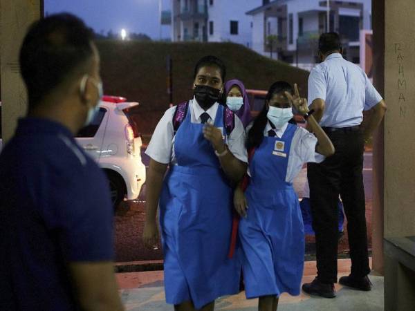 Pelajar kelihatan ceria semasa memasuki perkarangan sekolah bagi memulakan sesi persekolahan hari pertama bagi peringkat menengah di Sekolah Menengah Kebangsaan (SMK) Forest Height, Negeri Sembilan hari ini. - Foto Bernama
