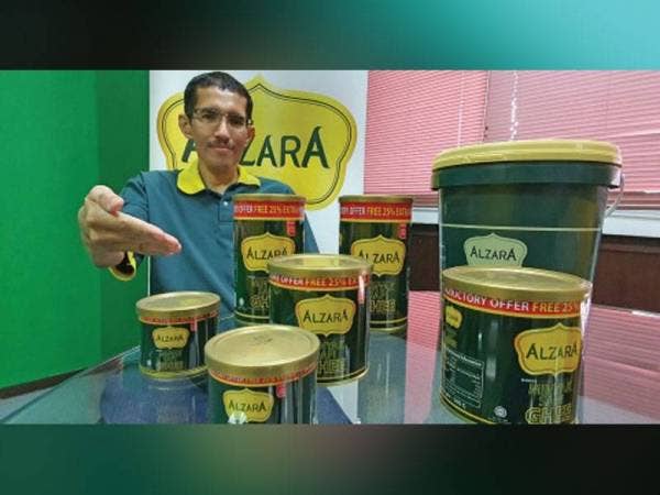 Syed Zainul menunjukkan produk minyak sapi keluaran Alzara yang didatangkan dalam pelbagai saiz bagi memudahkan pengguna membuat pilihan.